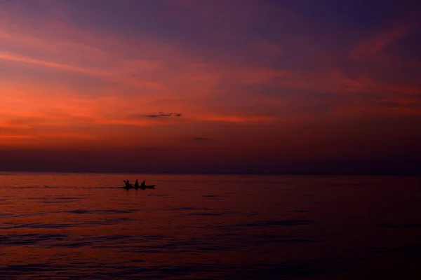 Beau coucher de soleil sur la plage sous les tropiques. Ciel et océan — Photo