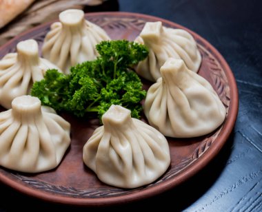 Gürcistan mutfağı. Khinkali 'li ızgara et. Gürcü restoranı.