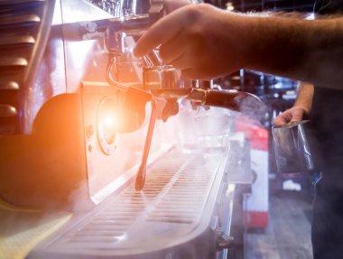 Barmen kahve, kapuçino, kakao, barda içki yapar.. 