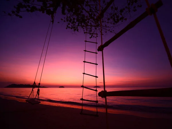 Beautiful sunset at the beach in the tropics. Sky and ocean — Stock Photo, Image