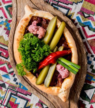 Peynirli, sebzeli ve yumurtalı Khachapuri. Gürcistan ulusal mutfağı.