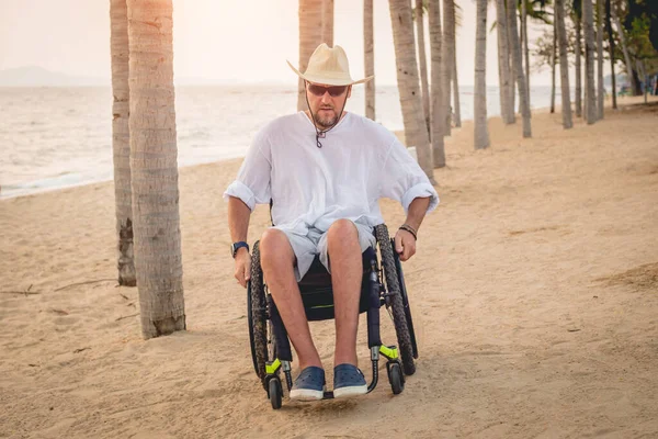 Handicapés en fauteuil roulant sur la plage . — Photo
