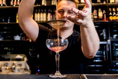 Barmen barda kokteyl hazırlıyor. Taze kokteyller. Barmen. 