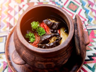 Kil kapta et ve sebzeli patates. Gürcistan ulusal mutfağı. 