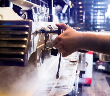 Barmen kahve, kapuçino, kakao, barda içki yapar.. 