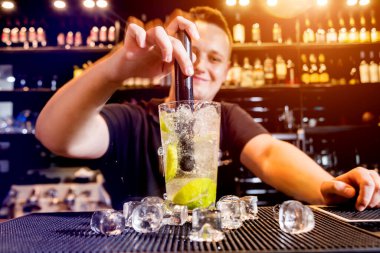 Barmen barda kokteyl hazırlıyor. Taze kokteyller. Barmen. 