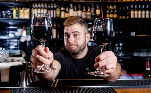A csapos vörösbort önt egy pohárba. Sommelier vagyok. Éttermet. Éjszakai élet — Stock Fotó