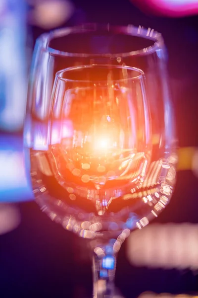 Wijn en martini glazen in plank boven een bar rek in restaurant. — Stockfoto