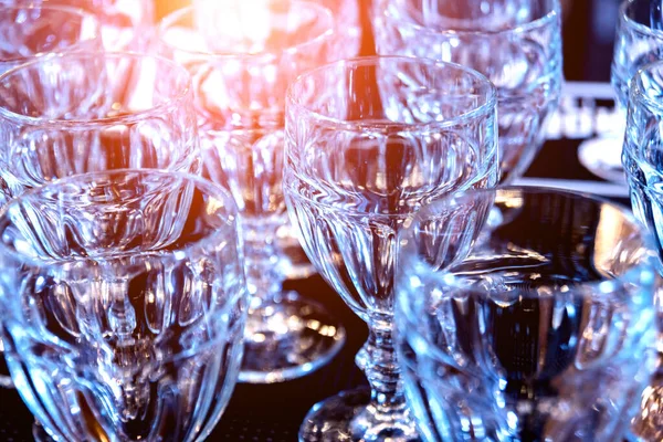 Vin och martini glas i hyllan ovanför en bar rack i restaurang. — Stockfoto