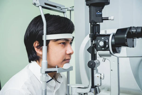 Consulta con un oftalmólogo. Joven asiático hombre y mujer médico —  Fotos de Stock