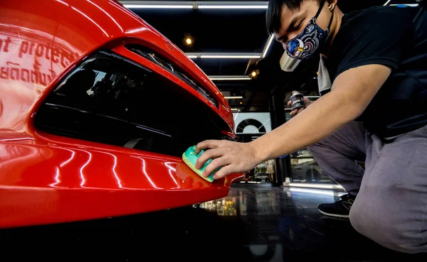 Araba servisi çalışanı bir araba detayına nano kaplama uyguluyor. — Stok fotoğraf