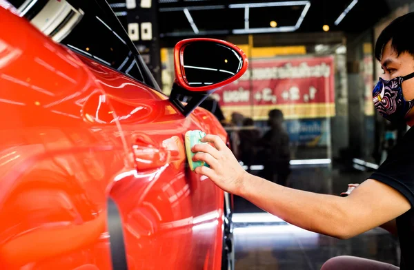 Trabajador de servicio de coches aplicando nano recubrimiento en un detalle del coche — Foto de Stock