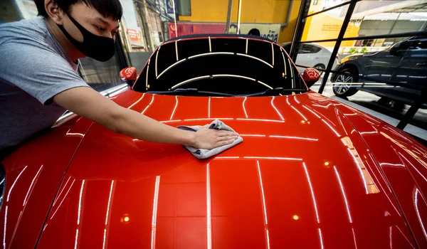 Pracownik serwisu samochodowego nakładający nanotechnologię na detale samochodu — Zdjęcie stockowe