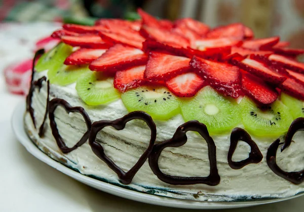 Gateau Eponge Aux Fraises Et Kiwi Anniversaires Plaque Stock Photo Gateau Eponge Aux Fraises Et Kiwi Anniversaires Plaque Stock Photo