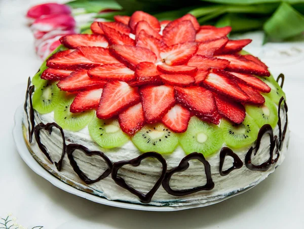 Gateau Eponge Aux Fraises Et Kiwi Anniversaires Plaque Stock Photo