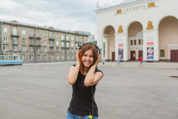 Asiatique fille écoute de la musique avec casque — Photo