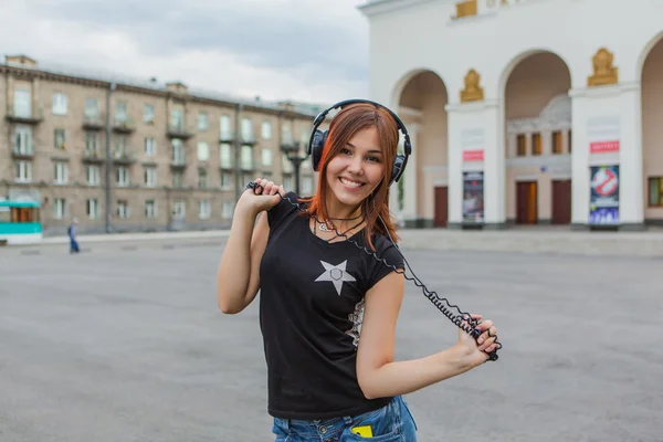 Asiatin hört Musik mit Kopfhörern — Stockfoto