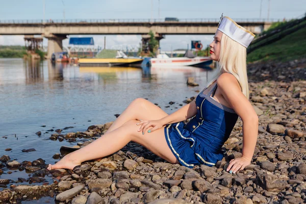 Giovane ragazza in forma pinup marinaio — Foto Stock