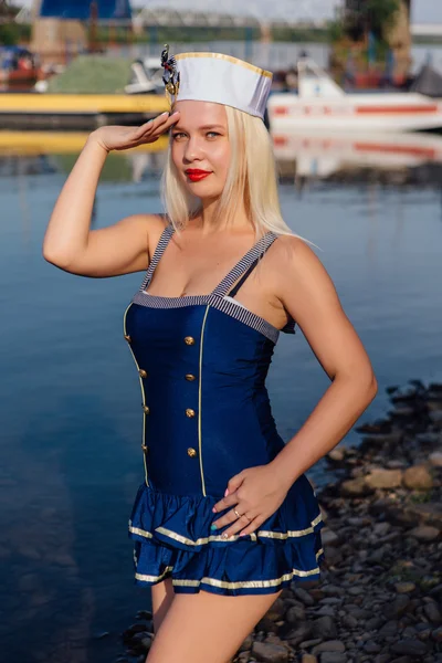 Pinup denizci formundaki genç kız — Stok fotoğraf