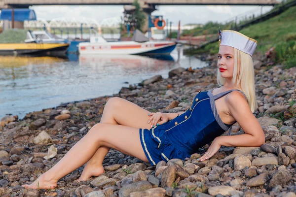 Ung flicka i pinup sjöman form — Stockfoto