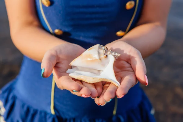 Woman holding shell in hands — Stock Photo, Image