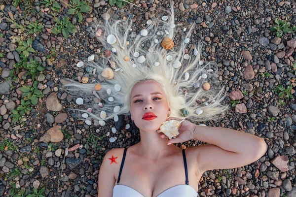 Mujer joven con conchas marinas en el pelo . — Foto de Stock