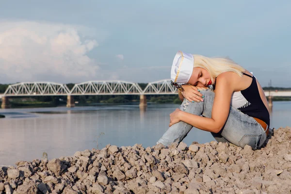 Chica joven en la orilla del río — Foto de Stock