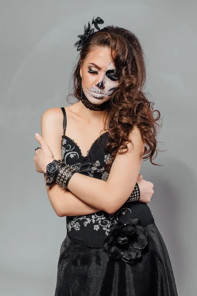 Retrato de mujer joven con maquillaje de cráneo . — Foto de Stock