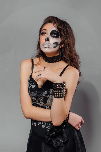 Retrato de mujer joven con maquillaje de cráneo . — Foto de Stock