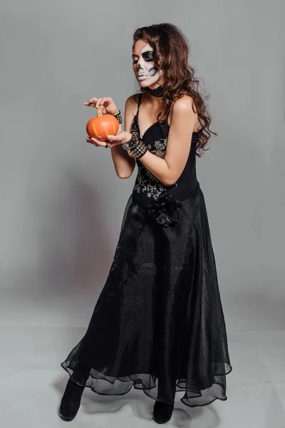 Retrato de mujer joven con maquillaje de cráneo . — Foto de Stock