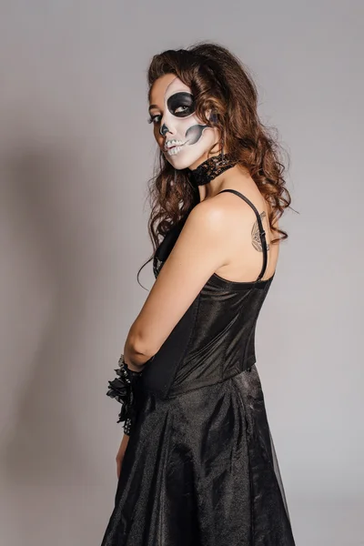 Retrato de mujer joven con maquillaje de cráneo . — Foto de Stock