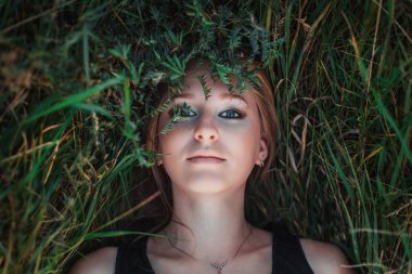 güzel kız bir çim üzerinde bırakır.