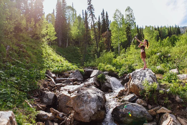 Genç güzel amazon kızı ormanda av