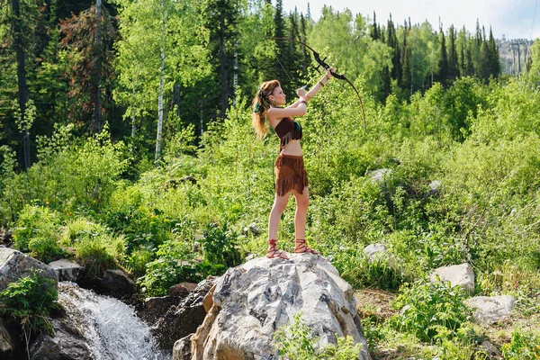 Genç güzel amazon kızı ormanda av