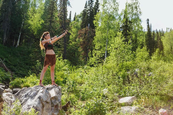 Genç güzel amazon kızı ormanda av