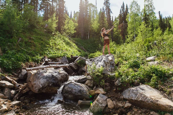 Genç güzel amazon kızı ormanda av