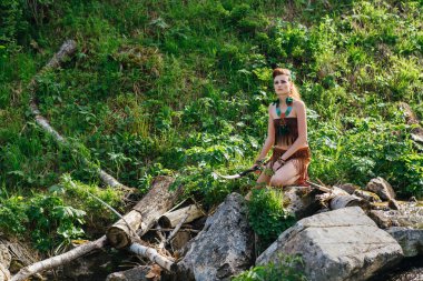 Genç güzel amazon kızı ormanda av