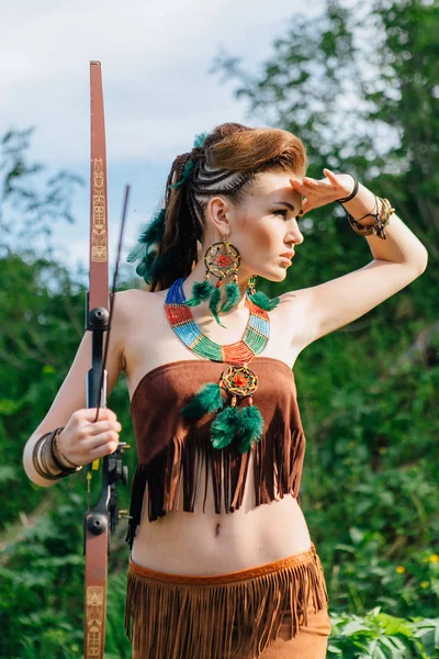 若い美しいアマゾンの女の子が森の狩猟 — ストック写真