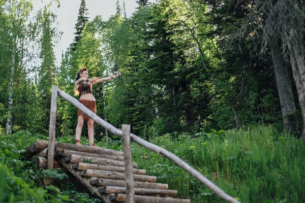 Genç güzel amazon kızı ormanda av