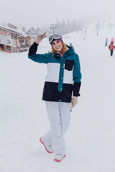 Snowboardermädchen mit Berg im Hintergrund. — Stockfoto