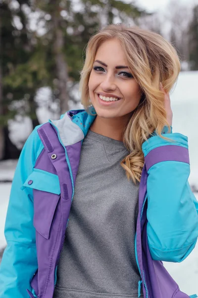 Retrato de inverno de mulher bonita jovem — Fotografia de Stock