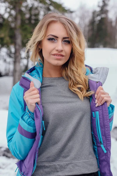 Retrato de inverno de mulher bonita jovem — Fotografia de Stock