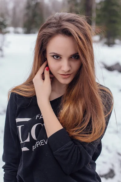 Ritratto invernale di giovane bella donna — Foto Stock