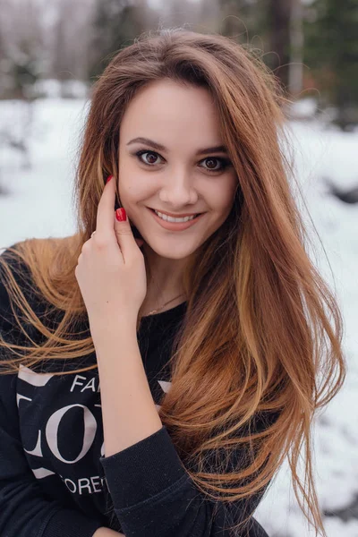 Зимний портрет молодой красивой женщины — стоковое фото