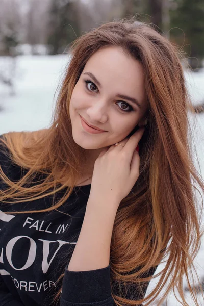 Winterporträt einer jungen schönen Frau — Stockfoto