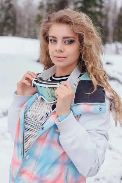 Retrato de inverno de mulher bonita jovem — Fotografia de Stock