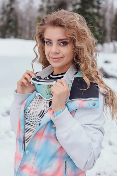 Genç güzel kadın kış portresi — Stok fotoğraf