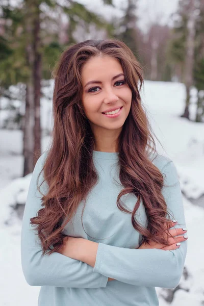Winterporträt einer jungen schönen Frau — Stockfoto