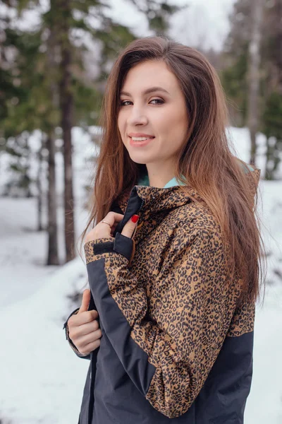 Retrato de invierno de una joven hermosa mujer — Foto de Stock