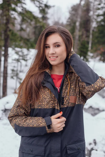 Genç güzel kadın kış portresi — Stok fotoğraf